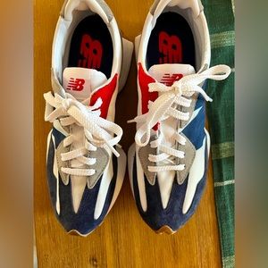 New balance 327 athletic shoes. Size 8 1/2. Never worn.!
